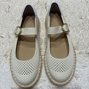 Brand new never worn Rothy's Cream Flats